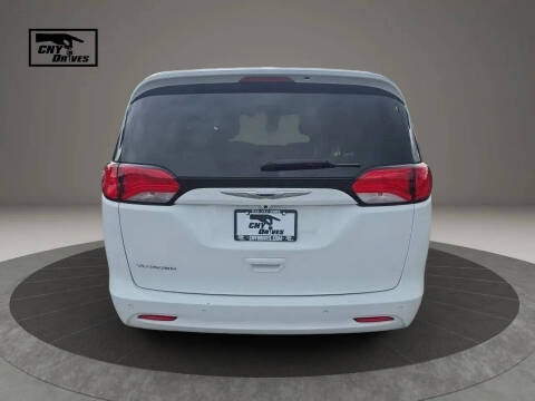 2022 Chrysler Voyager LX