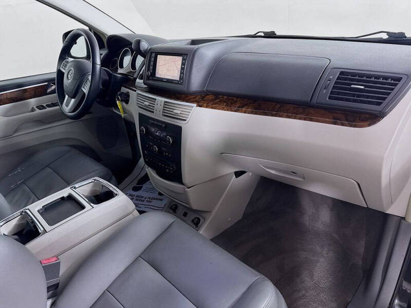 2011 Volkswagen Routan SEL Premium