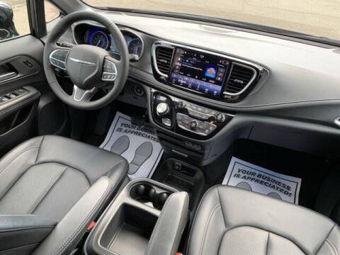 2025 Chrysler Pacifica Select