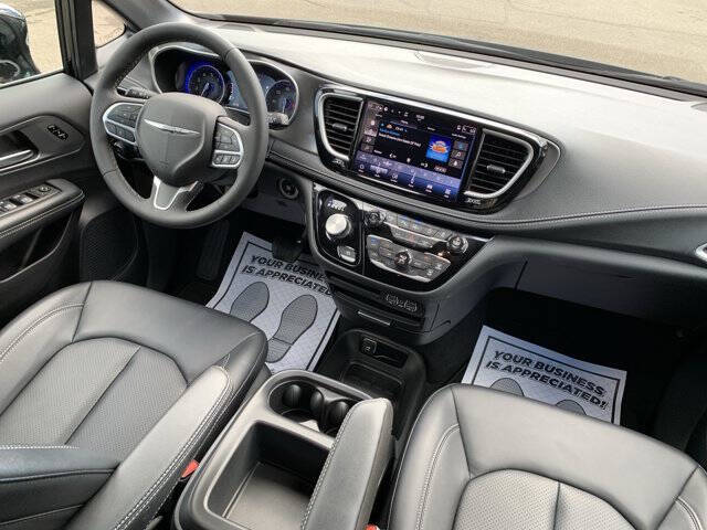 2025 Chrysler Pacifica Select