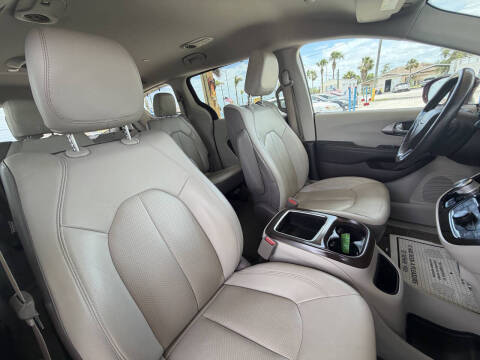 2017 Chrysler Pacifica Touring-L Plus