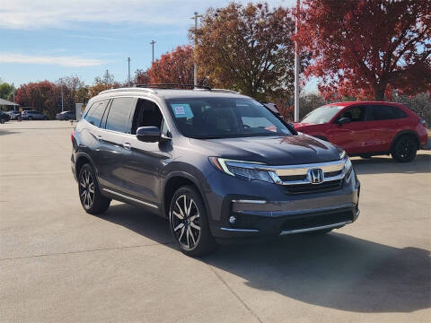 2022 Honda Pilot Touring w/Rear Captain's Chairs