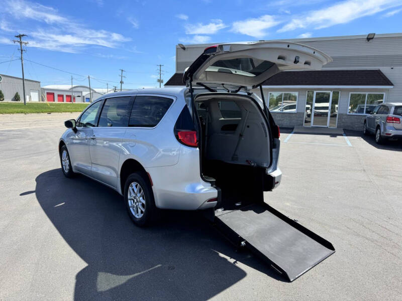 2023 Chrysler Voyager LX
