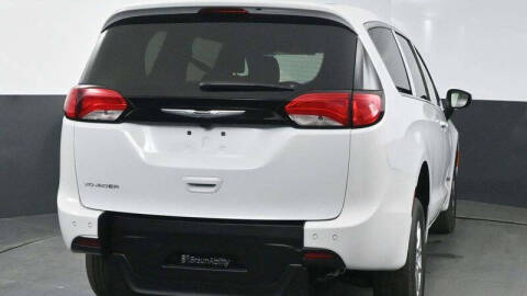 2025 Chrysler Voyager LX