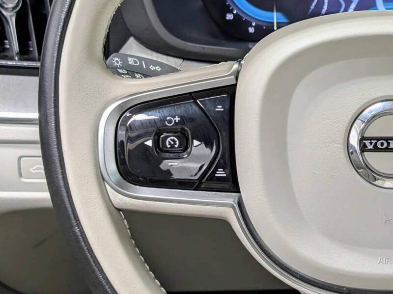 2024 Volvo XC60 B5 Ultimate Dark Theme