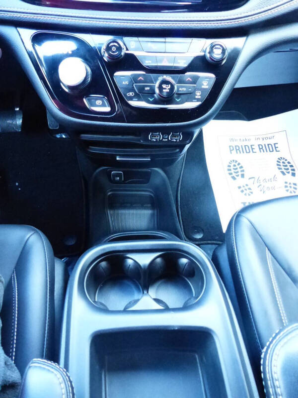 2025 Chrysler Pacifica Select