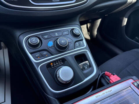 2017 Chrysler 200 LX