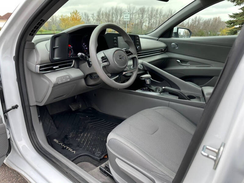 2022 Hyundai Elantra SE