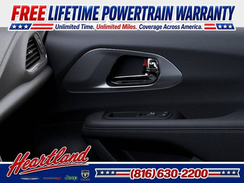 2027 Chrysler Pacifica Select