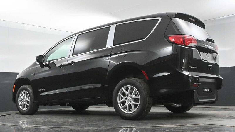 2025 Chrysler Voyager LX