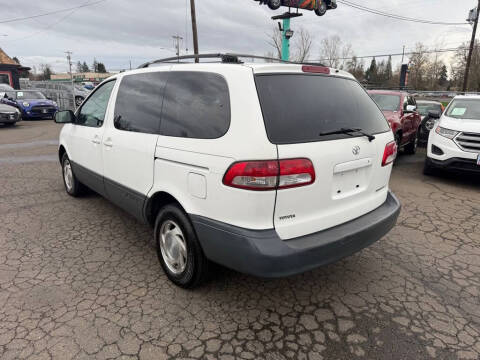 2001 Toyota Sienna LE