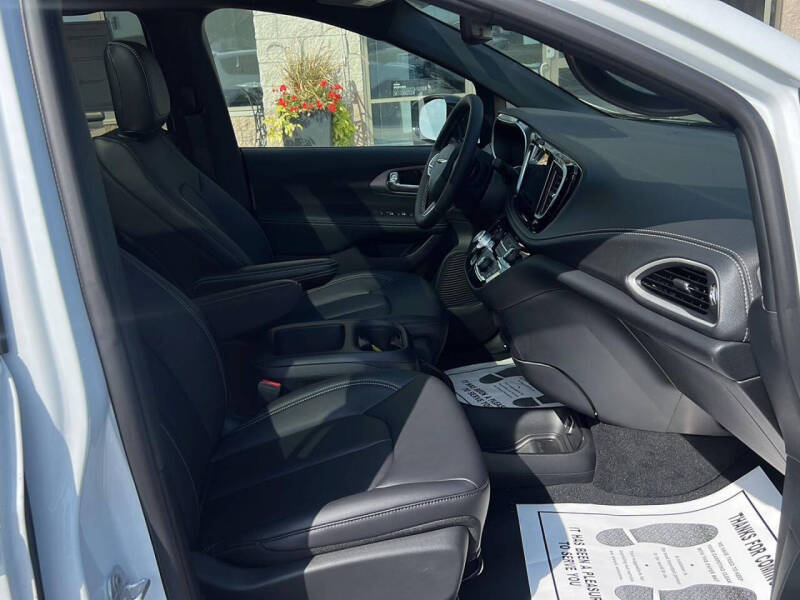 2026 Chrysler Pacifica Select