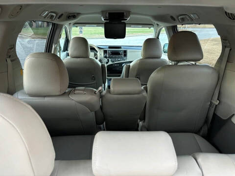 2011 Toyota Sienna LE 7-Passenger Auto Access Seat