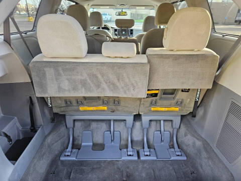 2011 Toyota Sienna LE 7-Passenger Auto Access Seat