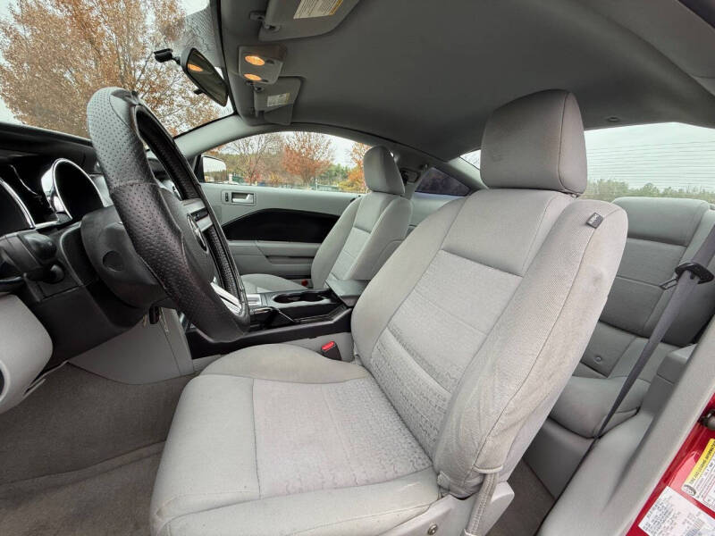 2005 Ford Mustang V6 Deluxe