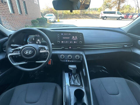 2024 Hyundai Elantra SE