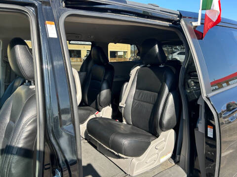 2015 Toyota Sienna LE 7-Passenger Auto Access Seat