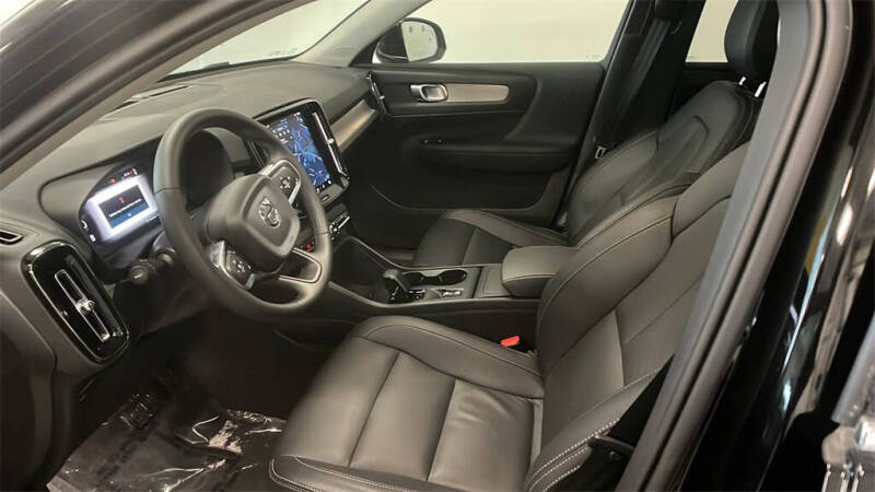 2025 Volvo XC40 B5 Core Bright Theme