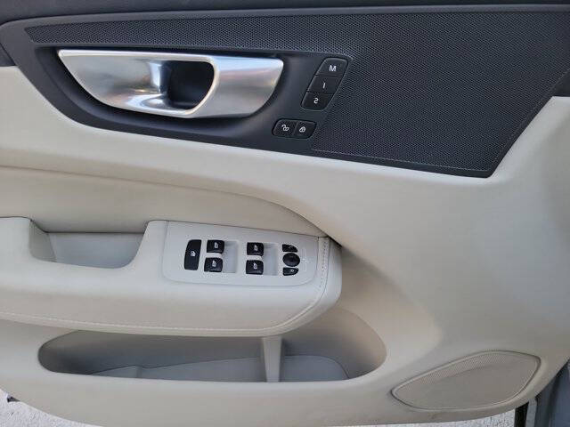 2024 Volvo XC60 B5 Core Dark Theme