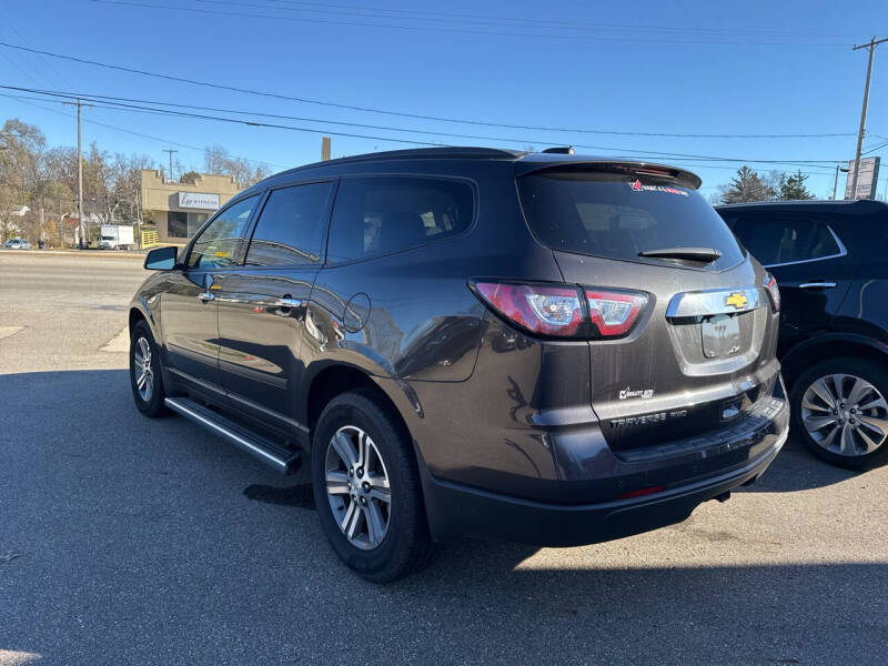 2017 Chevrolet Traverse LS photo 2