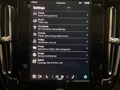 2025 Volvo XC40 B5 Plus Dark Theme