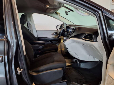 2020 Chrysler Voyager LX