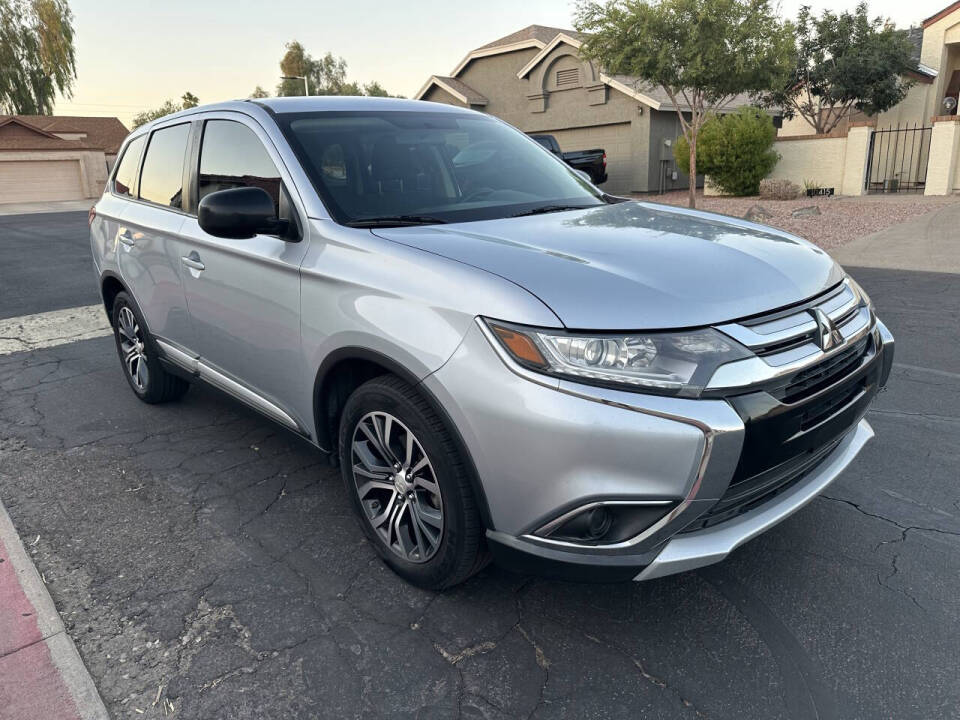 2017 Mitsubishi Outlander ES's photo