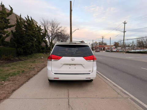 2013 Toyota Sienna XLE 8-Passenger
