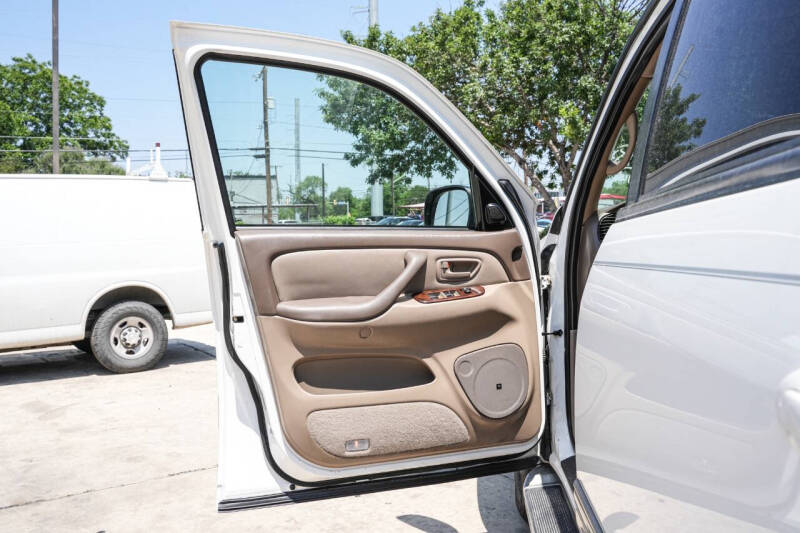 2004 Toyota Sequoia SR5