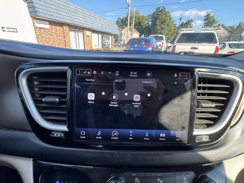 2022 Chrysler Voyager LX