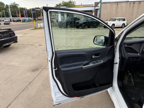 2017 Toyota Sienna SE Premium 8-Passenger