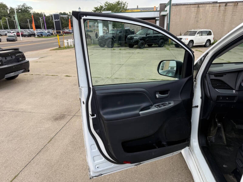 2017 Toyota Sienna SE Premium 8-Passenger