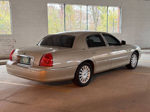 2005 Lincoln Town Car Signature Limited