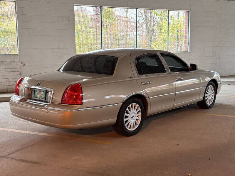 2005 Lincoln Town Car Signature Limited