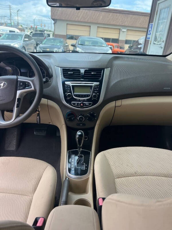 2012 Hyundai Accent GLS