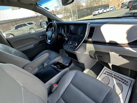 2017 Toyota Sienna XLE Premium 7-Passenger