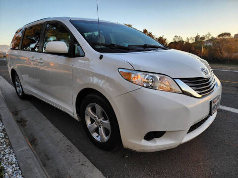2013 Toyota Sienna LE 8-Passenger
