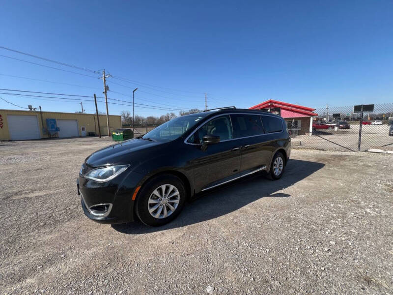 2017 Chrysler Pacifica for sale at TRI CITY MOTORS in Granite City IL