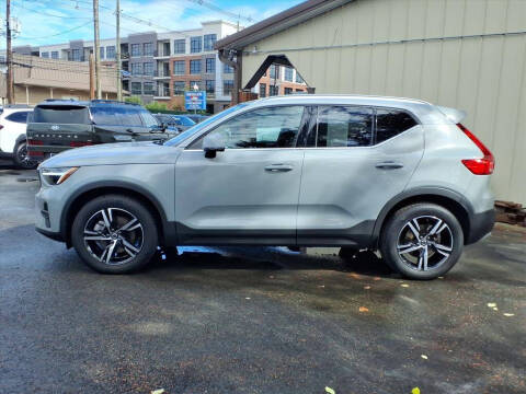 2025 Volvo XC40 B5 Core Bright Theme