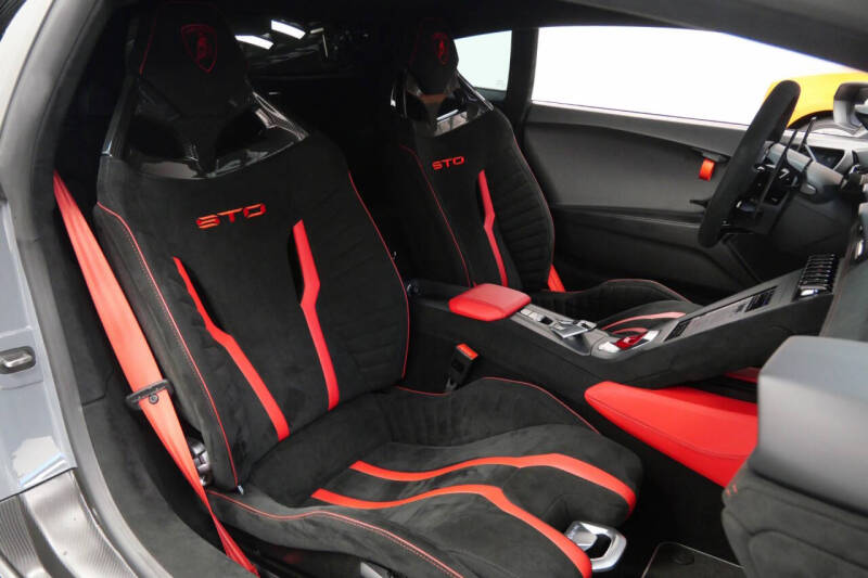 2022 Lamborghini Huracan STO