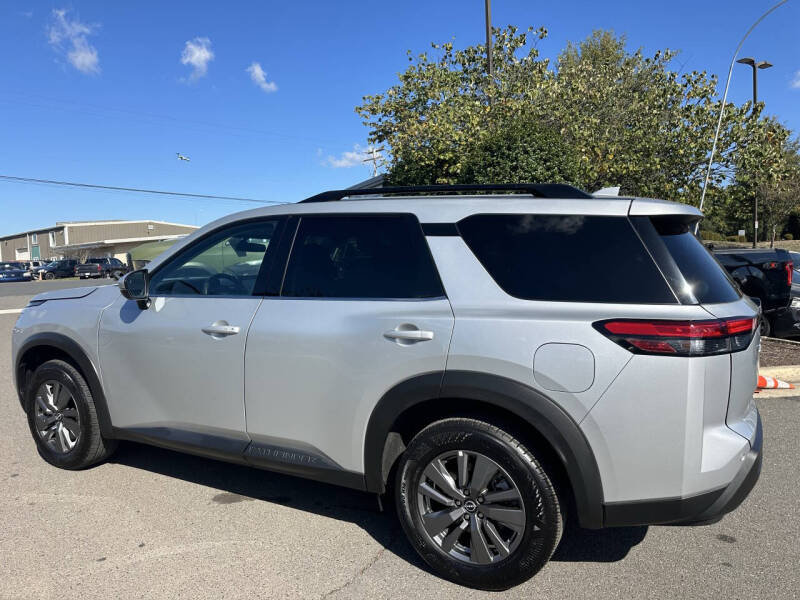 2025 Nissan Pathfinder SV