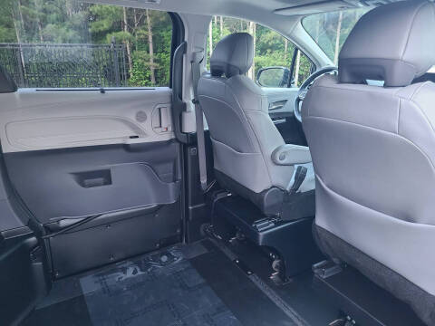 2022 Toyota Sienna XLE 8-Passenger