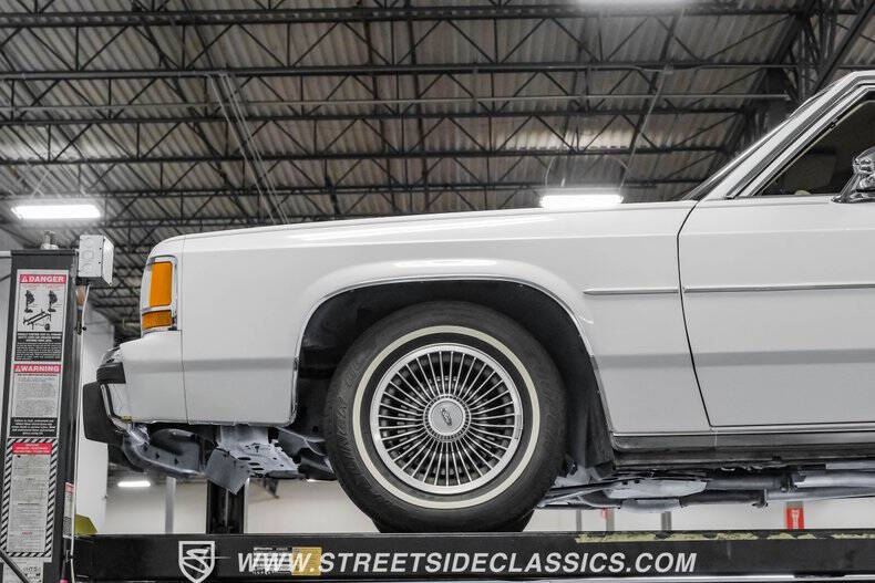 1990 Ford LTD Crown Victoria