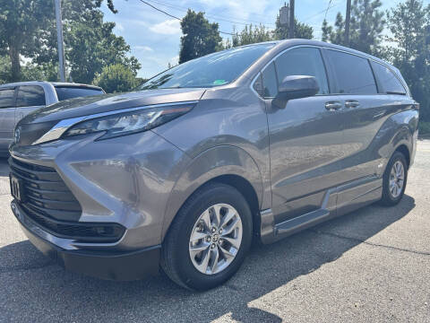 2022 Toyota Sienna LE 8-Passenger