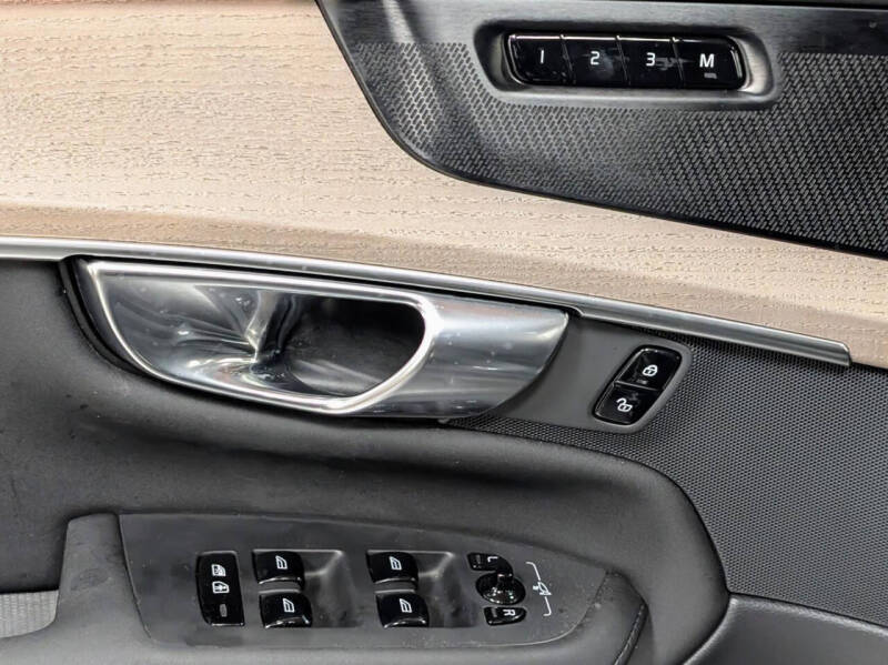 2025 Volvo XC90 B5 Plus Bright Theme 7P