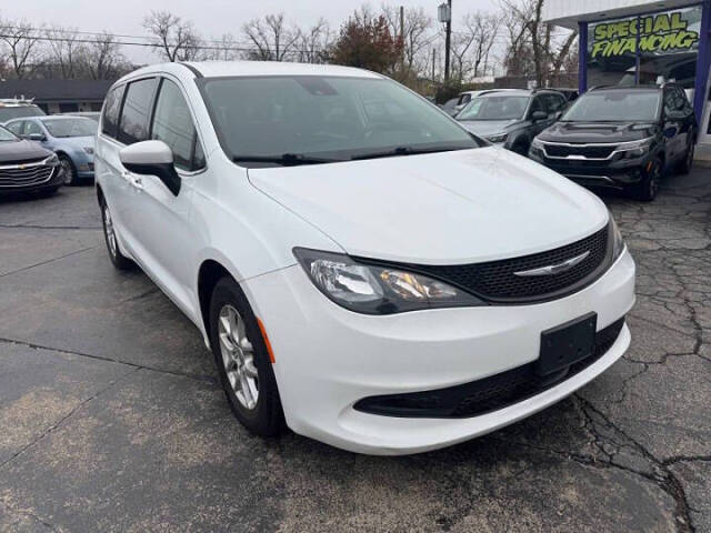 2023 Chrysler Voyager's photo