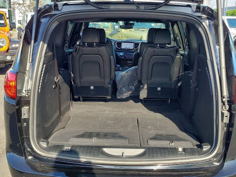 2025 Chrysler Voyager LX