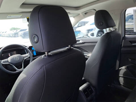 2025 Volkswagen Taos SE Black