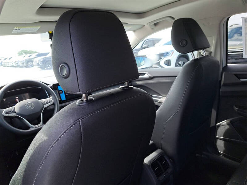 2025 Volkswagen Taos SE Black