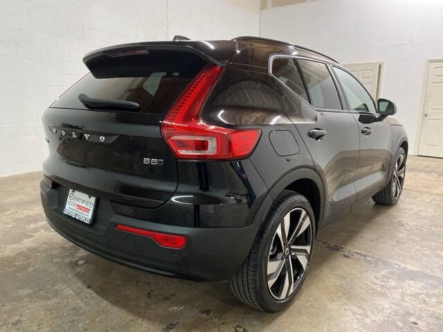 2025 Volvo XC40 B5 Plus Dark Theme